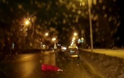 Cô gái đi bộ sang đường bị ô tô đâm văng 10m