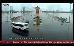 Tông vào xe khách, taxi xoay như làm xiếc trên cầu Rồng
