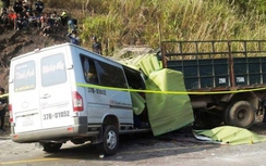 Xe du lịch tông thẳng xe tải, 9 người thiệt mạng