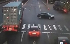 Ô tô con vượt ẩu khiến xe container gây tai nạn kinh hoàng