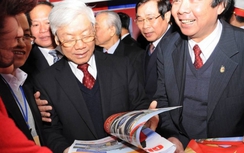 Tổng bí thư Nguyễn Phú Trọng thăm gian trưng bày Báo Giao thông