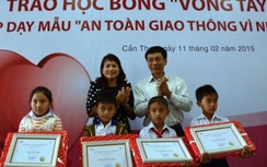 10 học sinh con nạn nhân TNGT nhận học bổng "Vòng tay nhân ái"