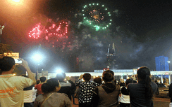 TP.HCM: Pháo hoa rực sáng, lung linh chào đón năm mới 2015