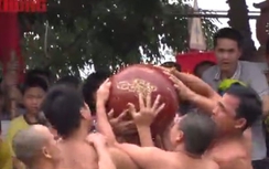 Phấn khích theo dõi lễ hội vật cầu độc nhất đất Hà thành