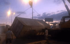 Hoảng hồn thùng xe container bị hất văng dưới chân cầu Rạch Chiếc