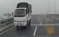 Phạt tài xế đi ngược chiều trên cầu Nhật Tân 1 triệu đồng