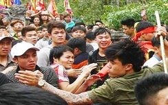 Cướp lộc ở hội Gióng là ..."cướp có văn hóa”!