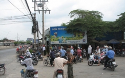 Nhân viên sửa cáp bị điện hút treo lơ lửng 30 phút