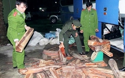 Hà Tĩnh: Bắt giữ xe khách biển Lào chở gỗ quý