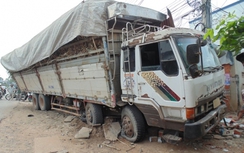 Tây Ninh: Xe tải mất lái, đâm liên hoàn vào nhà dân