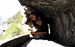Thót tim xem xe tải chở gỗ đi qua vách núi dựng đứng