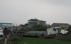 Mất lái, xe container “bay” xuống ruộng