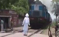 Liều lĩnh chống gậy chặn đầu xe lửa