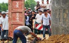 Va chạm với xe ben, một phụ nữ bị vùi sâu trong đất