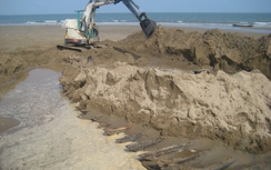 Thanh Hóa: Phát hiện tàu gỗ bí ẩn vùi sâu dưới cát