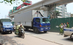 Hà Nội: Người đàn ông kêu cứu dưới gầm xe tải