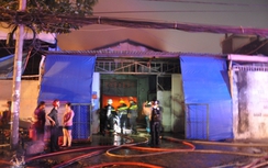 Cháy lớn ở TP HCM thiêu rụi 2 nhà xưởng, nhiều nhà dân