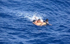 02 thuyền viên bị rơi xuống biển được đưa về Bạc Liêu