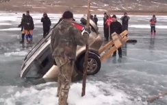 Giải cứu xe hơi bị đóng băng dưới hồ