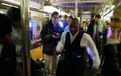 Hành khách nhảy nhạc sàn tưng bừng trên tàu điện ngầm