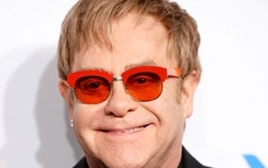 Elton John kêu gọi bảo vệ tù nhân là người chuyển giới