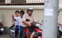 TP HCM: Không đội mũ bảo hiểm cho con, nhiều phụ huynh bị phạt