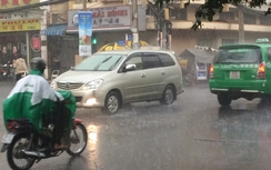 Người dân TPHCM nhốn nháo vì cơn mưa bất chợt