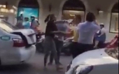 Clip: Tài xế taxi Mai Linh bị nhóm gái trẻ đánh rách đầu