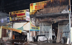 TP HCM: Cháy lớn, 2 căn nhà bị thiêu rụi