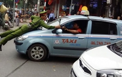 Clip: Cảnh sát "đu mình" trên nắp capo xe taxi tại phố Bà Triệu