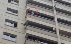 Bé trai ngồi ban công chung cư, trăm người la hét