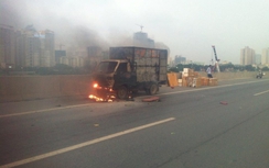 Xe tải bốc cháy dữ dội ở đường trên cao Hà Nội