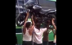 Khó tin cảnh phụ xe bê nguyên chiếc moto lên nóc ô tô