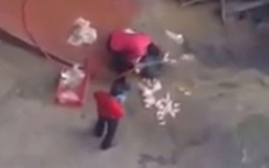 Kinh hoàng nhân viên KFC rửa gà trên nền bê tông