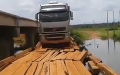 Rợn tóc gáy xem xe tải qua cây cầu gỗ…mục