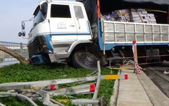Xe tải cắm đầu vào gốc cây trên đường Võ Văn Kiệt