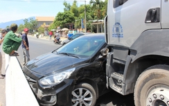 “Xế hộp” xoay ngang, cắm đầu vào dải phân cách QL1
