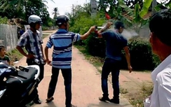 Cấp trên Trưởng CA xã xịt hơi cay vào mặt dân nói gì?