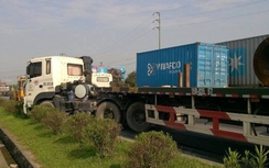 Tài xế container ngủ gật, một người nguy kịch