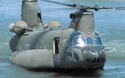 Ngoạn mục trực thăng CH-47 Chinook hạ cánh trên mặt nước