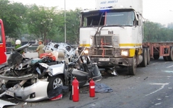 5 người chết thảm trong xe do tài xế container ngủ gật?
