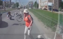 Đi bộ sang đường, một phụ nữ bị ô tô hất văng