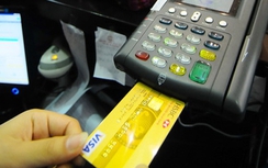 Người dân TP HCM đang chuyển dần sang mua sắm bằng thẻ
