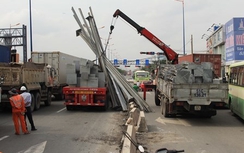 Hàng tấn sắt rơi xuống Xa lộ Hà Nội
