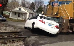 Video: Cố tình vượt mặt tàu hỏa, xe Camry bị... cắt làm đôi