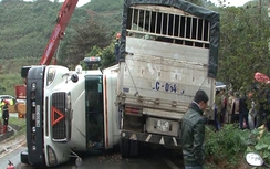 Lào Cai: Container lật vào xe tải, 3 người thương vong