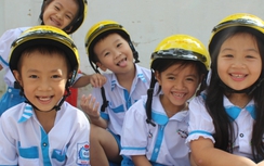 Hơn 15.000 mũ bảo hiểm đến với các em học sinh ở Hà Tĩnh