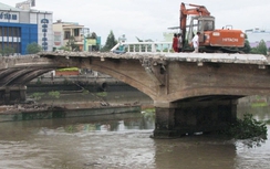 Đang tháo dỡ cầu Đúc, một công nhân rơi xuống sông mất tích