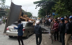 Máy xúc rơi trúng xế hộp, tài xế thoát chết trong gang tấc