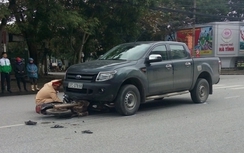 Hà Tĩnh: Xế hộp kéo lê xe máy gần 20m, một người nguy kịch